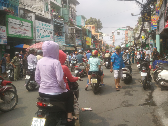 2 giờ căng thẳng khống chế tên cướp dùng hung khí cố thủ trong tiệm game ở Sài Gòn-4