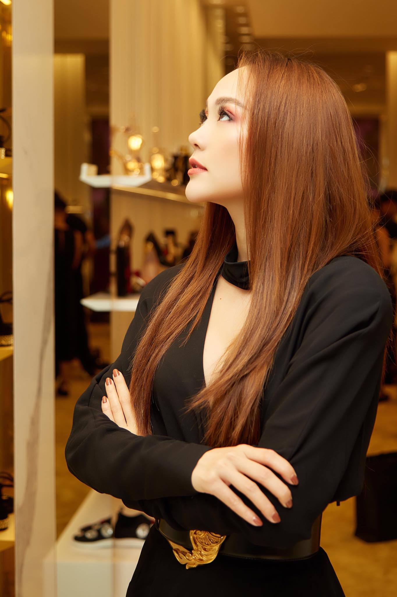 Minh Hằng để lộ cằm dài nhọn có dấu vết bất thường dù một mực phủ nhận chuyện dao kéo-4