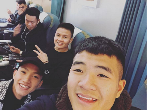 HLV Park Hang Seo đắp mặt nạ dưỡng da cho Quang Hải, Đức Chinh-2