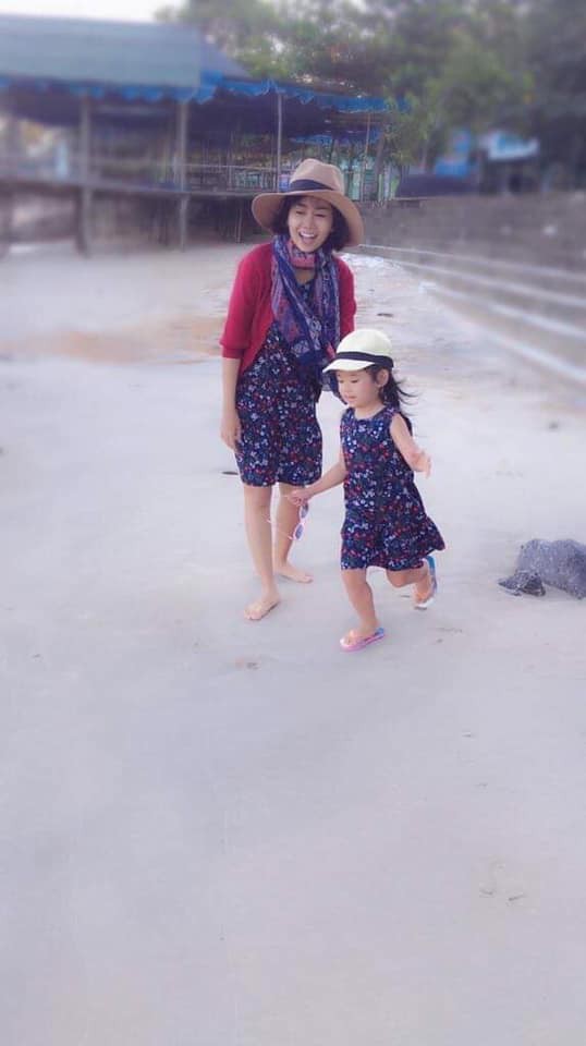 Mai Phương khoẻ mạnh hơn hẳn sau hơn 1 tháng xuất viện, tươi tắn đưa con gái về quê nội nghỉ dưỡng-2