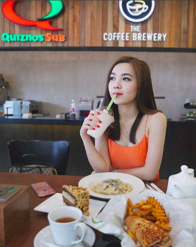 Nữ tiếp viên hàng không Malaysia gây sốt trên MXH chỉ sau tấm ảnh chụp trộm của hành khách-15