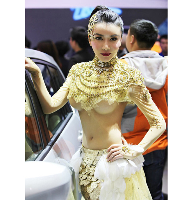 Người mẫu ô tô Trung Quốc gây bất bình vì trang phục quá hở hang-3