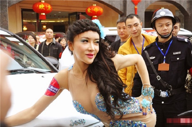 Người mẫu ô tô Trung Quốc gây bất bình vì trang phục quá hở hang-5