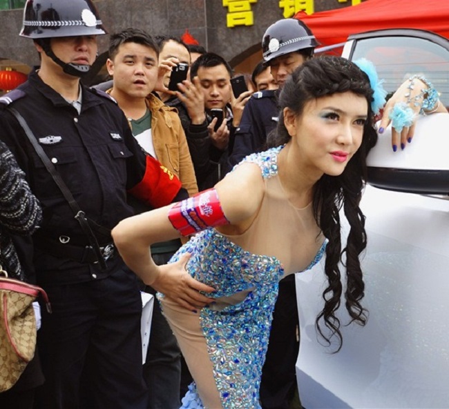 Người mẫu ô tô Trung Quốc gây bất bình vì trang phục quá hở hang-6