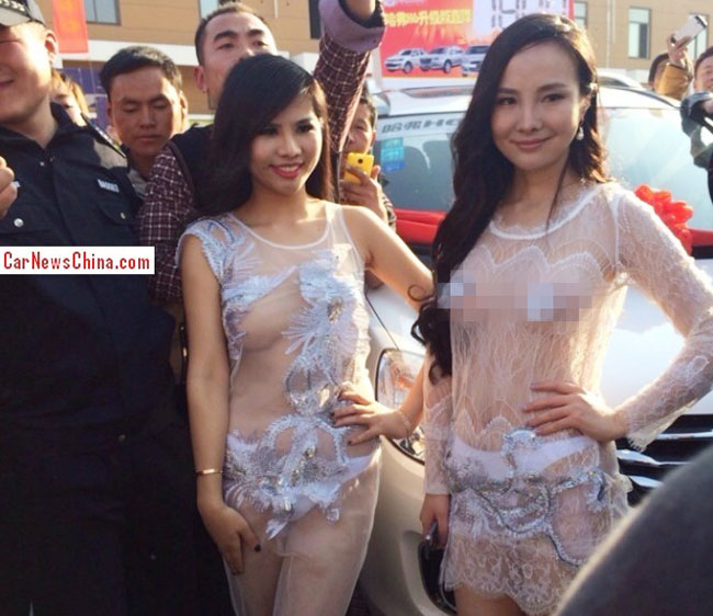 Người mẫu ô tô Trung Quốc gây bất bình vì trang phục quá hở hang-10