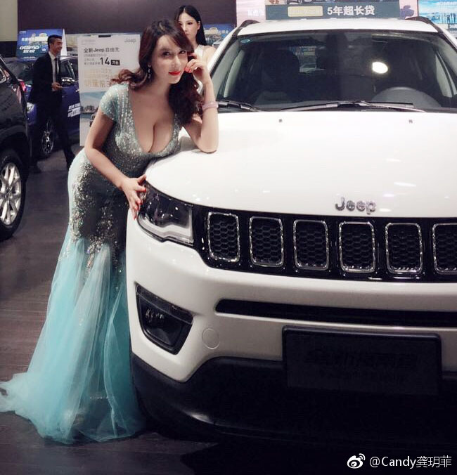 Người mẫu ô tô Trung Quốc gây bất bình vì trang phục quá hở hang-12