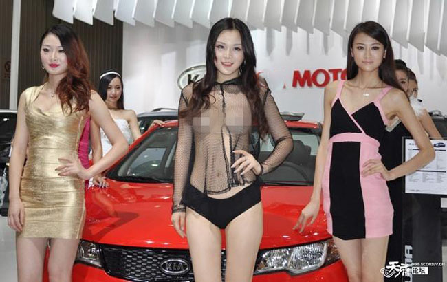 Người mẫu ô tô Trung Quốc gây bất bình vì trang phục quá hở hang-15