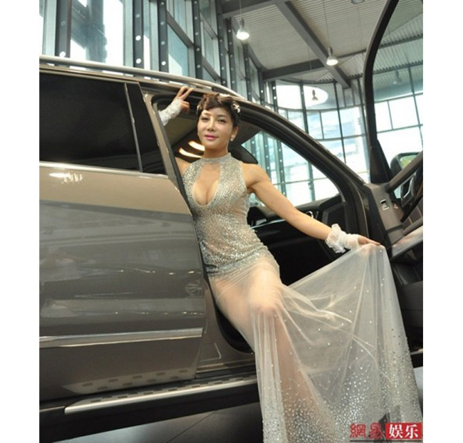 Người mẫu ô tô Trung Quốc gây bất bình vì trang phục quá hở hang-18