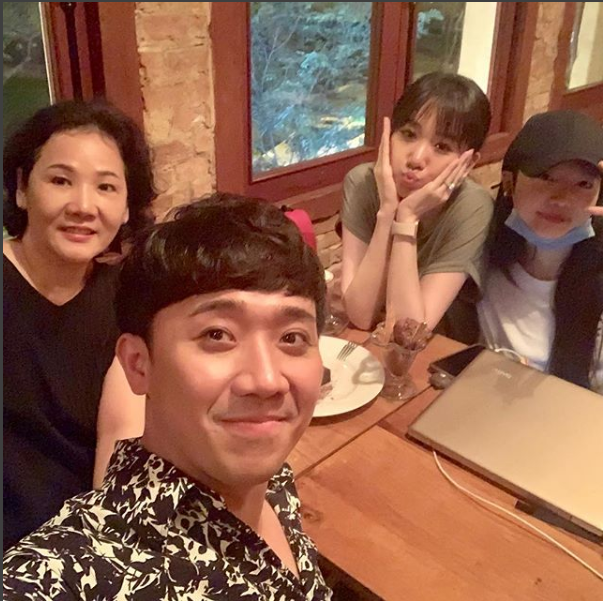 Trấn Thành khoe ảnh cả gia đình đi ăn, Hari Won mặt mày nhợt nhạt vẫn không quên tạo dáng nhí nhảnh-1