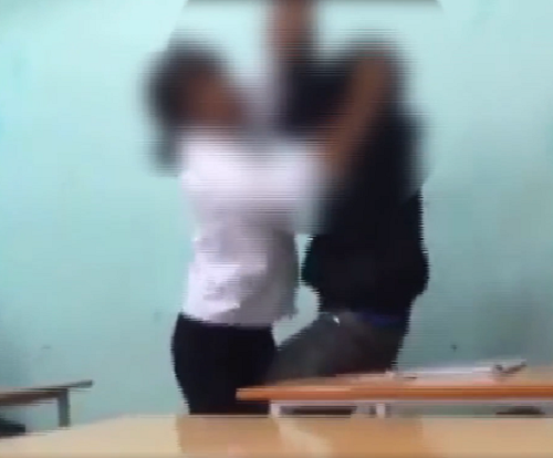 Cư dân mạng truyền tay nhau clip nữ sinh giật tóc, dúi đầu nam sinh trong tiếng reo hò của bạn bè-2