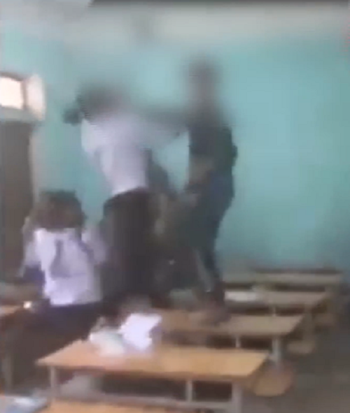 Cư dân mạng truyền tay nhau clip nữ sinh giật tóc, dúi đầu nam sinh trong tiếng reo hò của bạn bè-3