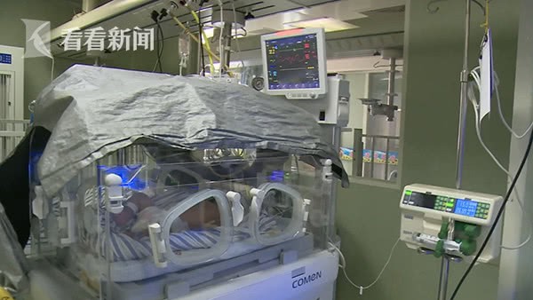 Làm theo mẹo dân gian, cha mẹ dùng kim châm liên tiếp quanh rốn bé mới sinh để dỗ con nín khóc-3