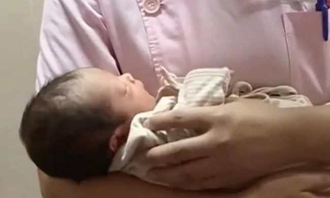 Làm theo mẹo dân gian, cha mẹ dùng kim châm liên tiếp quanh rốn bé mới sinh để dỗ con nín khóc-5