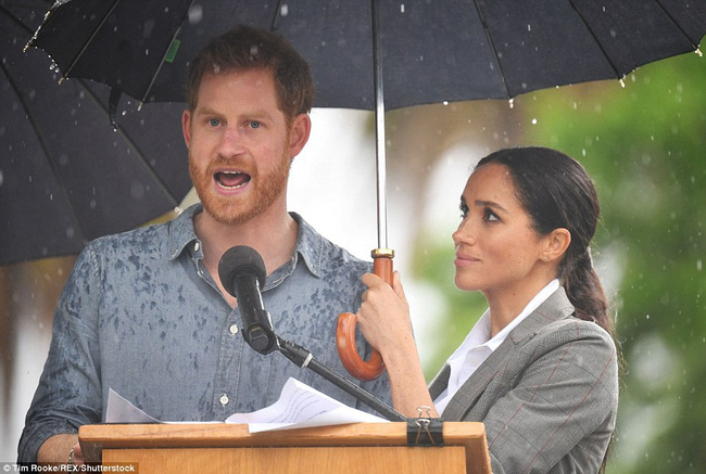 Trời bất chợt đổ mưa, dân tình lại đổ trước hành động ân cần của Công nương Meghan dành cho Hoàng tử Harry-1