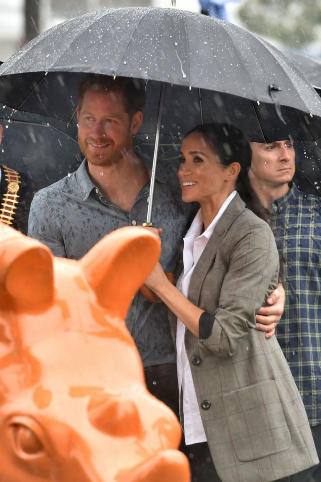Trời bất chợt đổ mưa, dân tình lại đổ trước hành động ân cần của Công nương Meghan dành cho Hoàng tử Harry-2