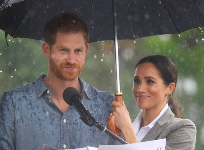Trời bất chợt đổ mưa, dân tình lại đổ trước hành động ân cần của Công nương Meghan dành cho Hoàng tử Harry-3