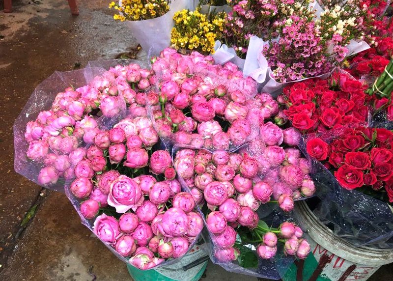 30 phút bán ngàn bông hồng: Giá tăng gấp 3, vì tình yêu không tiếc-1