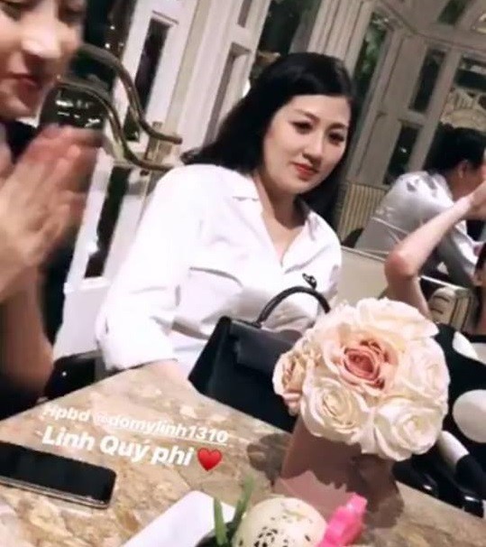 Che chắn kỹ lưỡng đến mấy, Tú Anh vẫn để lộ bụng lớn trong lần hội ngộ chị em toàn các nàng hậu-3