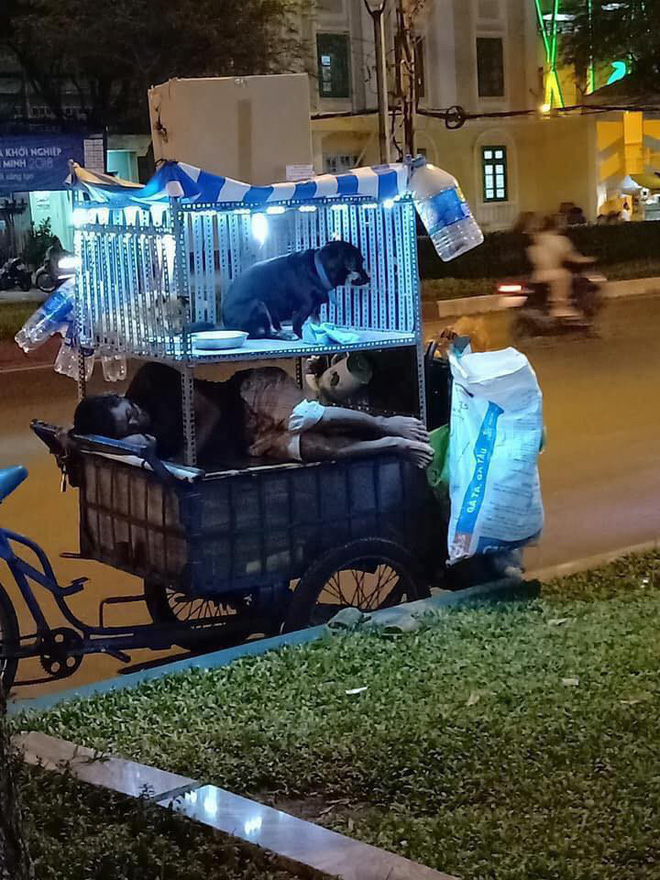 Chiếc xe ve chai trên đường phố Sài Gòn khiến ai đi qua cũng muốn nán lại ngắm nhìn-1