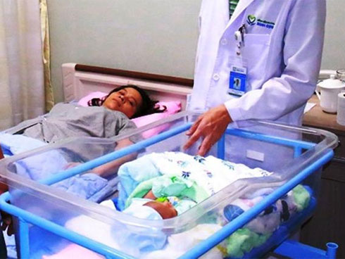 Mang khối u 5,3kg, mẹ Phú Yên nghẹt thở sinh con nặng 3,2kg như kỳ tích-1