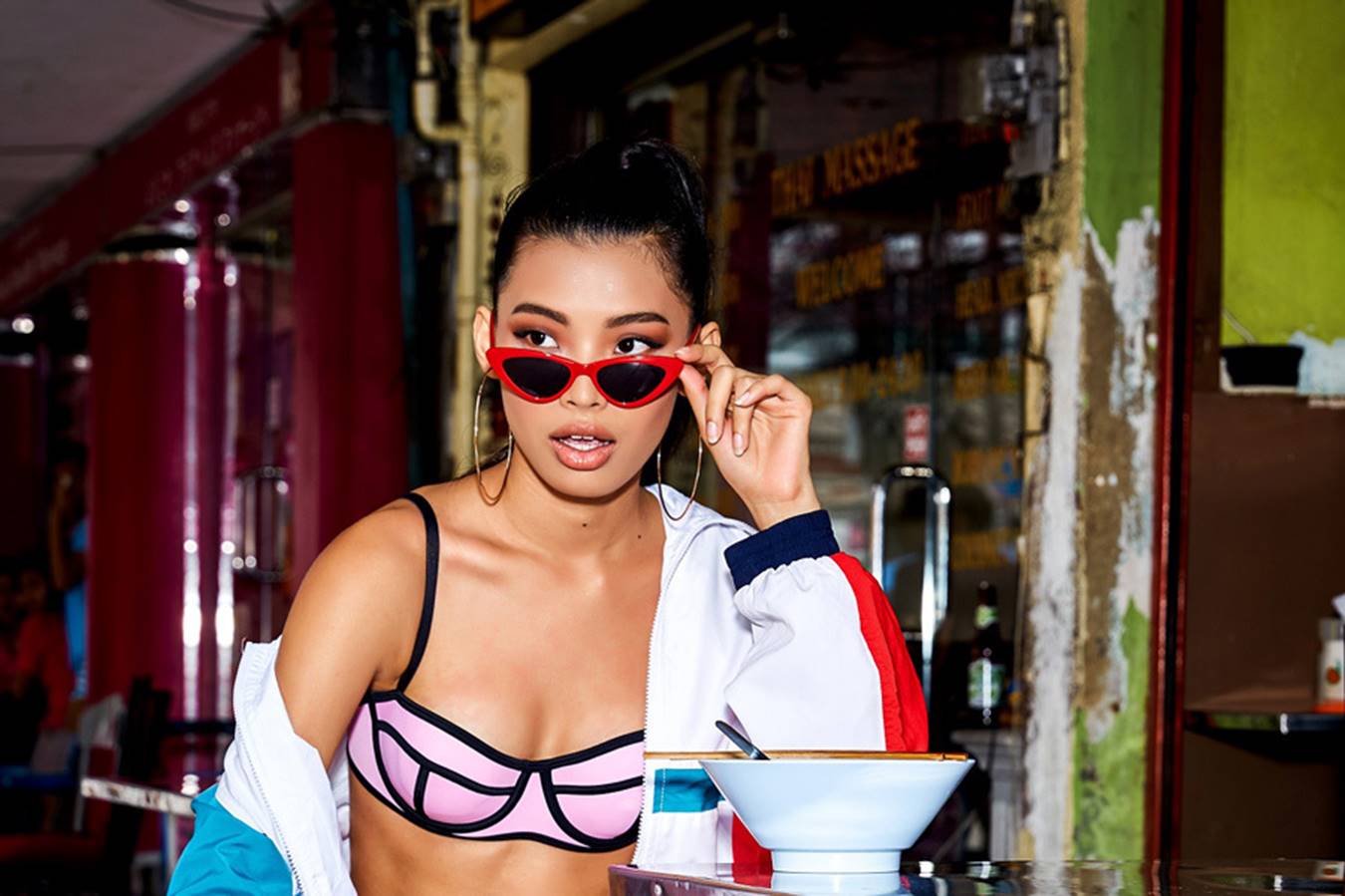 Minh Tú cùng học trò diện bikini ra chợ-11