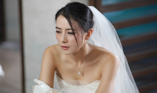 Quá khứ nhơ nhớp bị phơi bày ngay giữa lễ đường, cô dâu ôm váy bỏ trốn khỏi đám cưới của chính mình-3