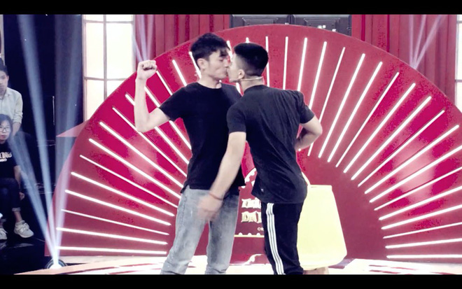 Trường Giang sững sờ khi bị thí sinh gọi là thằng lùn, 2 chàng trai hôn nhau trực diện gây sốc-9