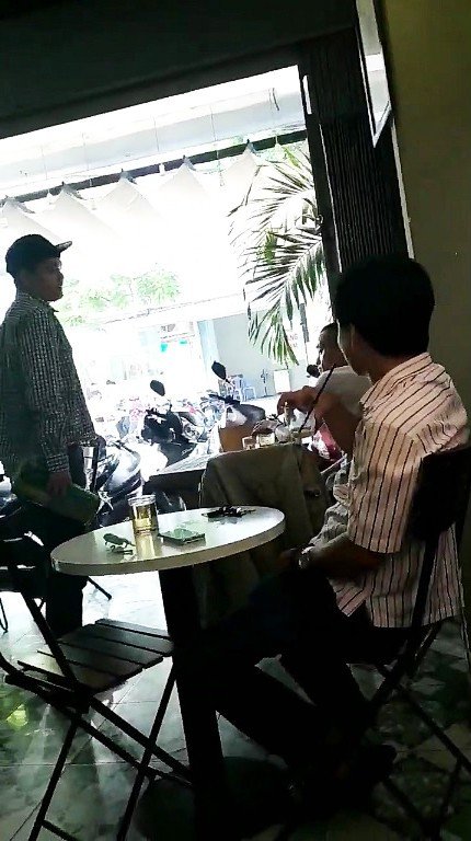 Đánh giày bị chặt chém đến 450.000 đồng, khách kiên quyết không đưa tiền-1