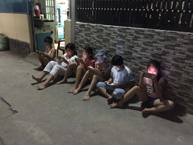 Đêm đã khuya mà quán cafe vẫn khổ vì mấy kẻ dùng ké wifi, tìm ra thủ phạm chủ quán không biết nên cười hay khóc-1