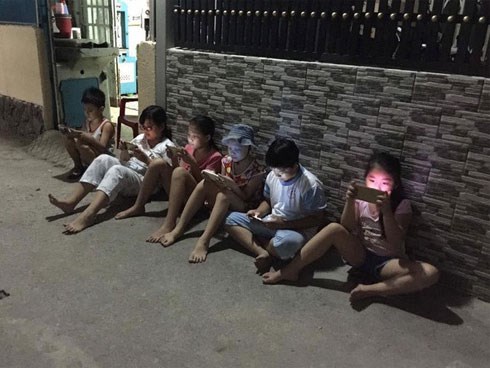 Đêm đã khuya mà quán cafe vẫn khổ vì mấy kẻ dùng ké wifi, tìm ra 