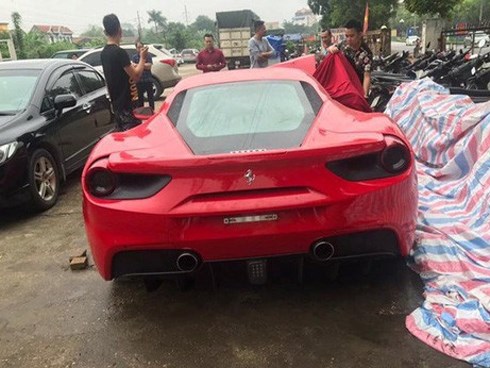 Công an bàn giao siêu xe Ferrari 488 bị tai nạn cho ca sĩ Tuấn Hưng