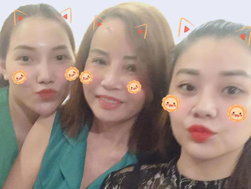 Chú rể 26 lấy vợ 62 tuổi: Cưới xong, bị nhiều người gọi là mắt lươn nên đi nhấn mí-5