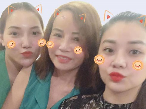 Cô dâu 62 tuổi đăng ảnh mới nhất sau phẫu thuật, chồng chia sẻ vẫn chưa thể nói chuyện