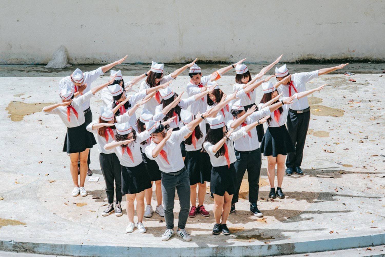 Khi rich kids Việt chụp ảnh kỷ yếu: Lớp chi 80 triệu đi Đà Lạt, lớp chụp hết 40 triệu ở phim trường-8