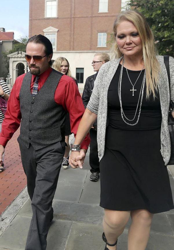 Phát hiện chồng cặp kè với bồ trẻ, vợ điên tiết bắt anh ta xăm tên cô lên chỗ hiểm-1