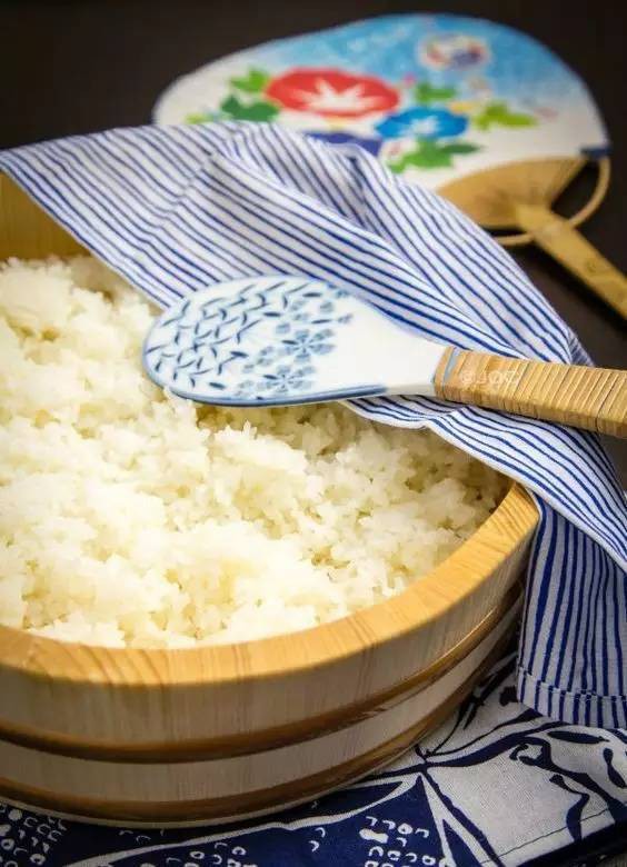 Trời lạnh, thêm ngay những thứ này vào nồi cơm để cơm trắng được dẻo hạt, thơm lừng và ngon không tưởng-1