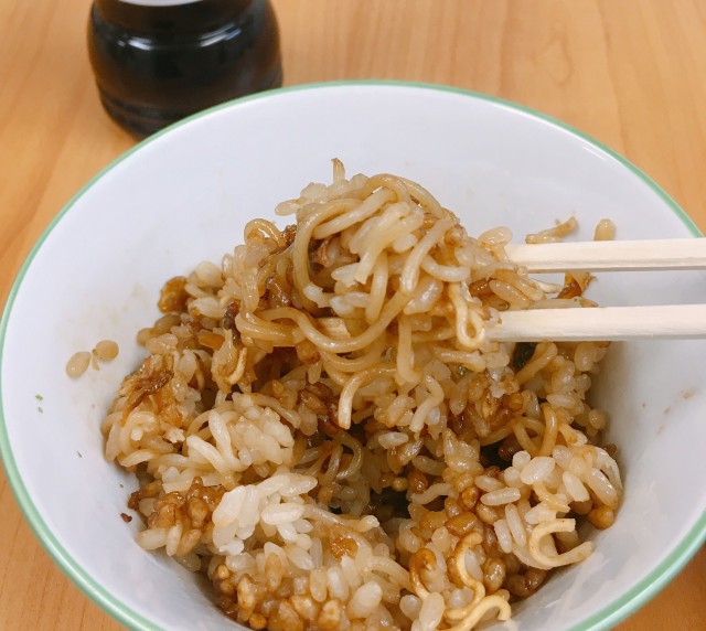 Thích ăn cơm và mì tôm, thanh niên quyết định cho cả 2 vào nồi nấu, không ngờ thành phẩm ngon siêu cấp-11