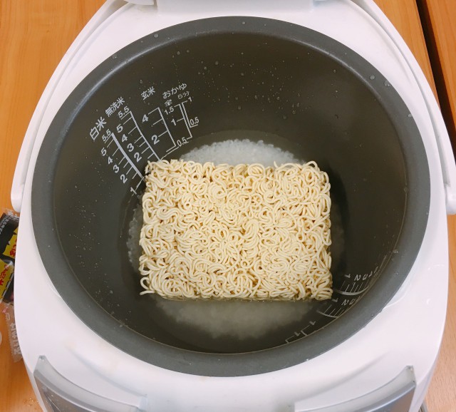 Thích ăn cơm và mì tôm, thanh niên quyết định cho cả 2 vào nồi nấu, không ngờ thành phẩm ngon siêu cấp-5