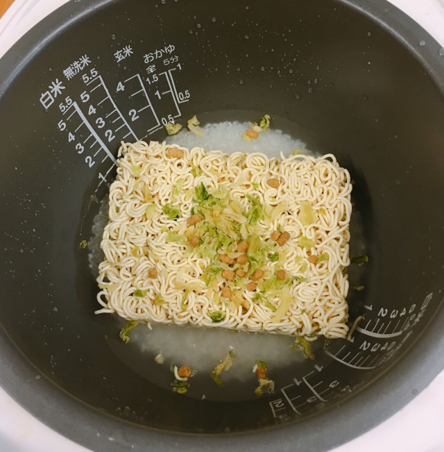 Thích ăn cơm và mì tôm, thanh niên quyết định cho cả 2 vào nồi nấu, không ngờ thành phẩm ngon siêu cấp-6