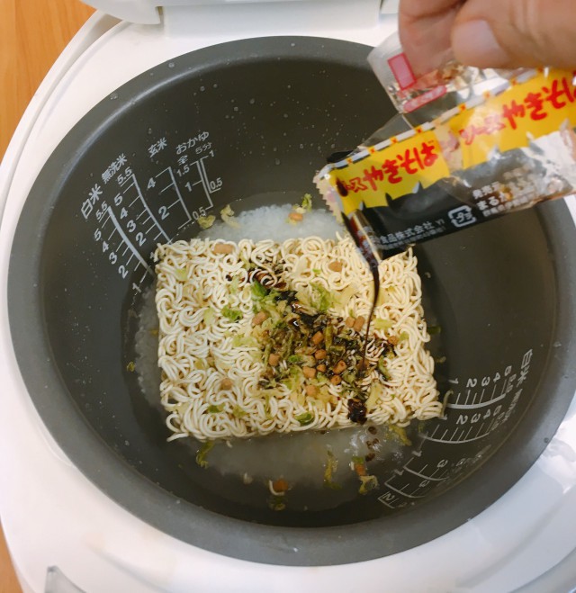 Thích ăn cơm và mì tôm, thanh niên quyết định cho cả 2 vào nồi nấu, không ngờ thành phẩm ngon siêu cấp-7