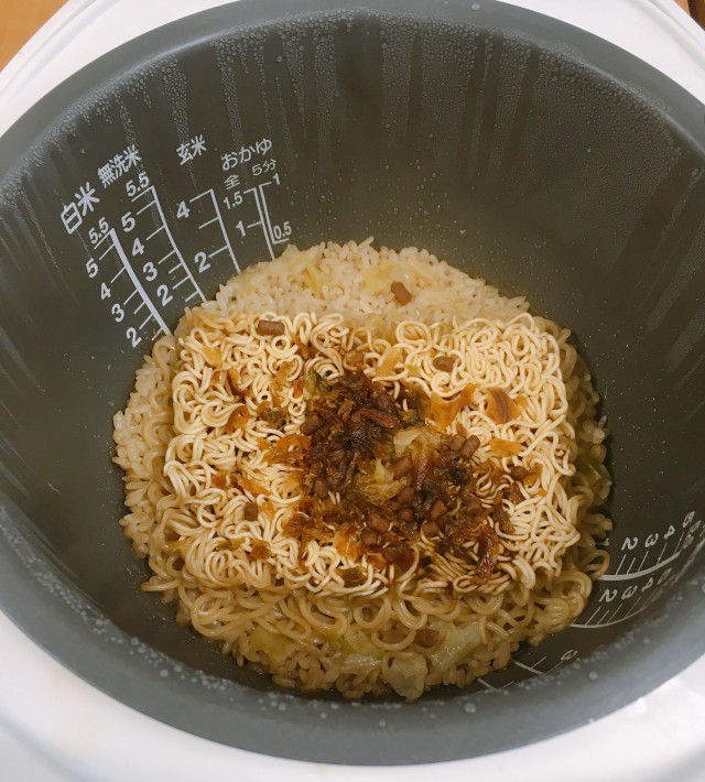 Thích ăn cơm và mì tôm, thanh niên quyết định cho cả 2 vào nồi nấu, không ngờ thành phẩm ngon siêu cấp-9