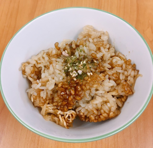 Thích ăn cơm và mì tôm, thanh niên quyết định cho cả 2 vào nồi nấu, không ngờ thành phẩm ngon siêu cấp-10