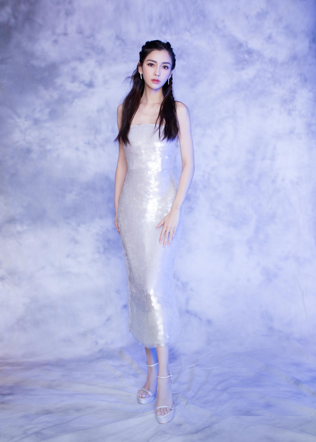 Ngực lép, váy tụt – nỗi đau của Angela Baby khi diện váy quây mà chỉ những nàng bức tường” mới hiểu-1