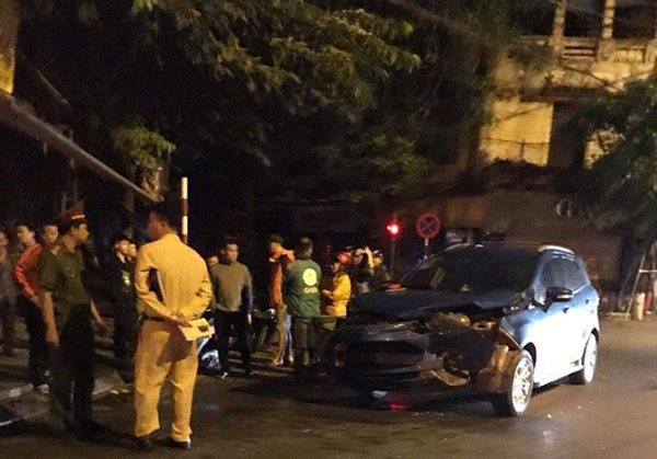 Ô tô diễn viên Anh Tuấn va chạm với xế hộp của cựu thủ môn Dương Hồng Sơn, biến dạng phần đầu-2