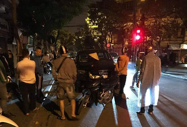 Ô tô diễn viên Anh Tuấn va chạm với xế hộp của cựu thủ môn Dương Hồng Sơn, biến dạng phần đầu-3