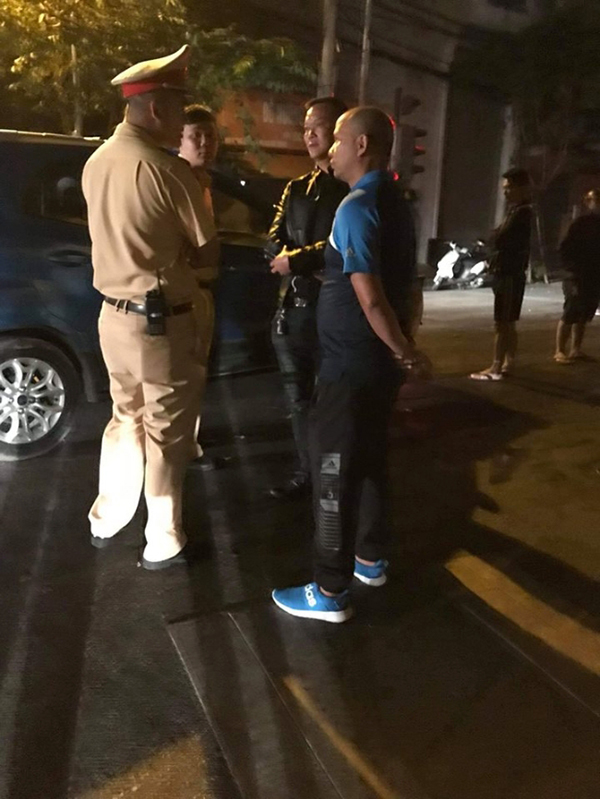 Ô tô diễn viên Anh Tuấn va chạm với xế hộp của cựu thủ môn Dương Hồng Sơn, biến dạng phần đầu-1