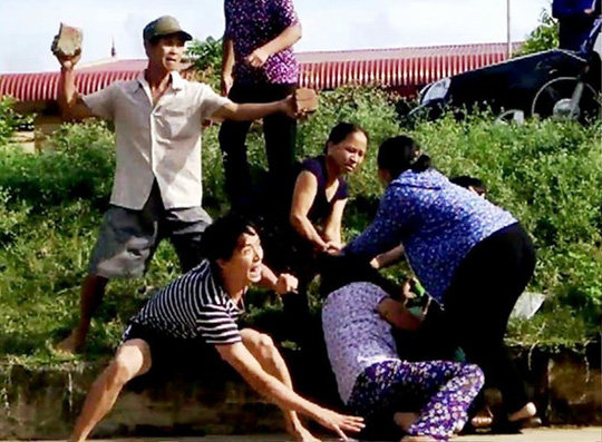 Bị ngăn chặt cây hoa sữa, 8 người xông ra đánh, chém vợ chồng hàng xóm dã man-1