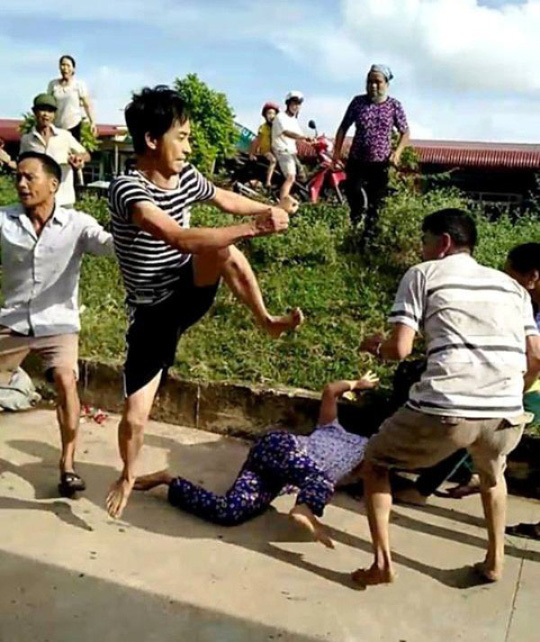 Bị ngăn chặt cây hoa sữa, 8 người xông ra đánh, chém vợ chồng hàng xóm dã man-2