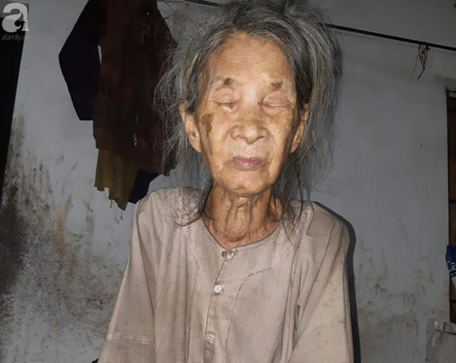 Bà mẹ mù gần 90 tuổi và con gái tâm thần giữa Hà Nội: Được nghe nhiều tiếng người đến chơi là mừng lắm-1