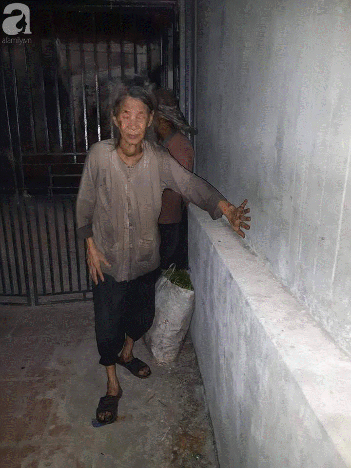 Bà mẹ mù gần 90 tuổi và con gái tâm thần giữa Hà Nội: Được nghe nhiều tiếng người đến chơi là mừng lắm-3